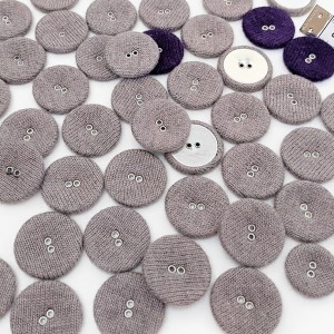 http://aliceboulay.com/16113-41256-thickbox/destock-50-boutons-recouverts-tissu-maille-2-trous-beige-violet-taille-2-27cm.jpg