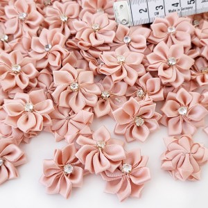 http://aliceboulay.com/17588-44360-thickbox/destock-100-fleur-satin-rose-poudre-cousue-de-strass-taille-28cm.jpg