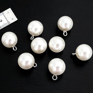 http://aliceboulay.com/19928-49286-thickbox/destock-lot-de-8-gros-boutons-perles-ronds-ecru-diametre-16mm.jpg