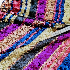 Destock 1.4m tissu sequins reversible rayures multicolores haute couture largeur 136cm