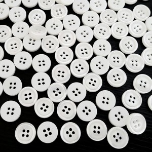 Destock 100 boutons 4 trous en résine blanc translucide taille 10 mm