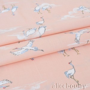 Destock 0.52m tissu batiste coton soyeux oiseau grue fond rose largeur 150cm