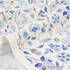 Tissu gabardine de coton fleuri porcelaine fond blanc crème x 50cm