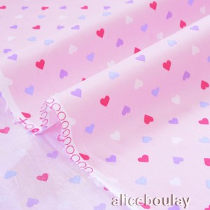 Tissu popeline coton petits cœurs fond rose pâle x 50cm