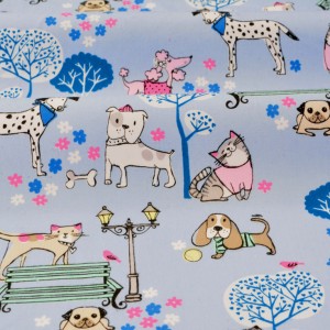 Tissu américain peau de pêche-les jolis chats et chiens fond gris bleuté x 50cm