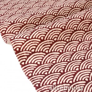 Tissu Japonais coton dobby traditionnel vagues Seigaiha bordeaux fond beige x 50cm 