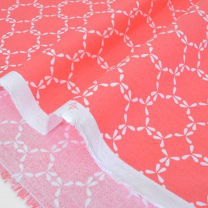 http://aliceboulay.com/3192-10832-thickbox/tissu-americain-patchwork-motif-geometrique-blanc-fond-rose-x-50cm-.jpg