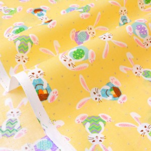 Tissu américain patchwork-Thème Pâques les lapins et les œufs multicolores argenté fond jaune x 50cm 
