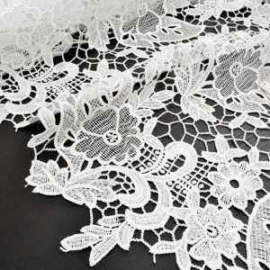 Tissu guipure pur polyester lourd festonnées blanc légèrement cassé x 50cm 