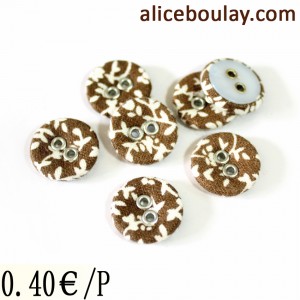 http://aliceboulay.com/440-1411-thickbox/bouton-recouvert-2-trous-fleurs-blanches-sur-fond-marron.jpg