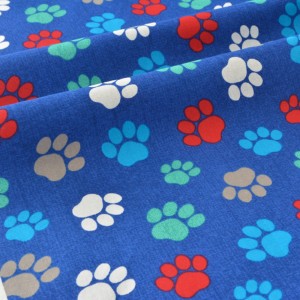 http://aliceboulay.com/5397-16940-thickbox/tissu-americain-patchwork-les-empreintes-d-animaux-multicolore-fond-bleu-chine-x-50cm-.jpg