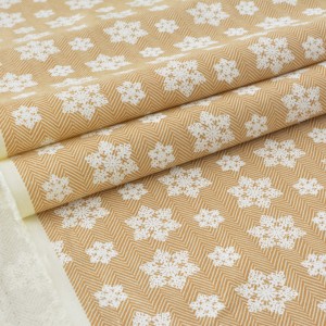 Tissu américain patchwork-Thème Noël-flocons de neige fond chevron moutarde x 50cm 