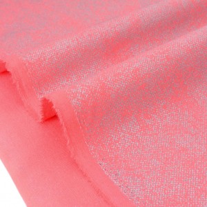 Tissu américain imprimé argenté chiné sur fond rose bonbon x 50cm 