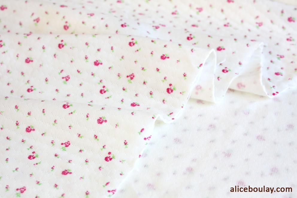 Tissu jersey matelassé imprimé petites roses x 1m