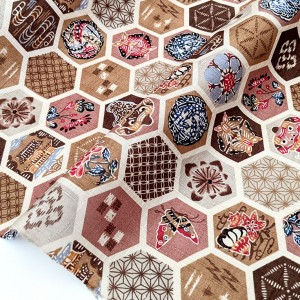 https://aliceboulay.com/13647-35971-thickbox/tissu-japonais-coton-dobby-fleuri-geometrique-traditionnel-x-50cm.jpg