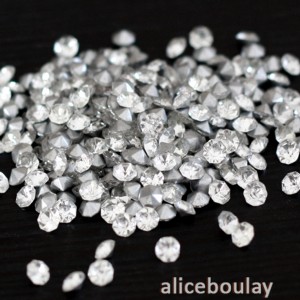 https://aliceboulay.com/1407-4546-thickbox/300-strass-de-verre-4mm-brillants-tailles-en-pointe-transparents.jpg