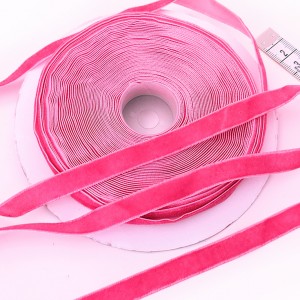 Déstock 1 rouleau de ruban velours rose largeur 10mm