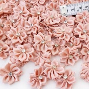 Déstock 90 fleurs satin rose poudré cousue de strass taille 2.8cm