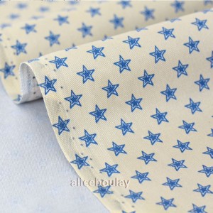 Destock 1.65m tissu gabardine coton étoiles bleues fond beige largeur 110cm