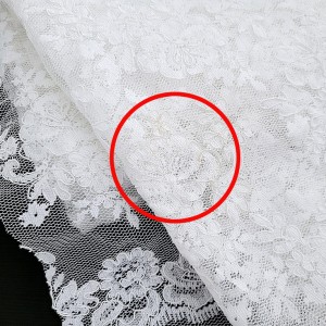 Destock 1.1m tissu dentelle de calais brodé raide blanc largeur 120cm taché