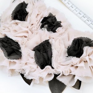 Déstock applique fleur en mousseline extra doux beige noir taille 25x15cm