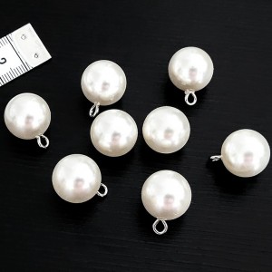 https://aliceboulay.com/22009-53660-thickbox/destock-lot-de-8-gros-boutons-perles-ronds-ecru-diametre-16mm.jpg