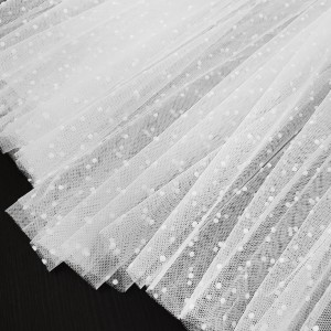 Destock 1.6 m tissu tulle souple motif petit pois blanc largeur 163cm