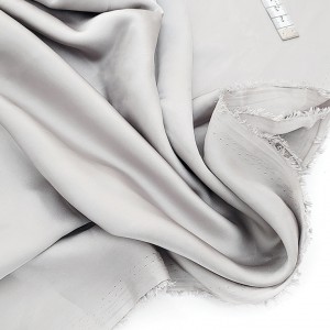 Destock 1.7m tissu satin polyester imitation soie extra doux fluide gris beige largeur 150cm