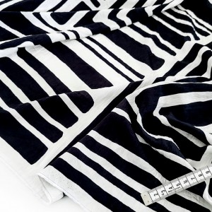 Destock 1.8m tissu batiste cupro soyeux fluide imprimé noir écru largeur 146cm