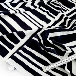 Destock 1.5m tissu batiste cupro soyeux fluide imprimé noir écru largeur 146cm