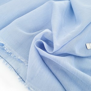 Déstock lot 1.45m tissu voile de coton léger doux tissé teint bleu clair  largeur 142cm 