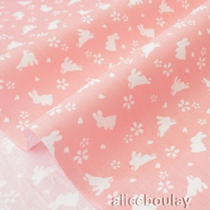 Tissu japonais traditionnel lapins et fleurs de cerisier blancs fond rose x50cm 