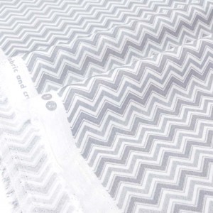 https://aliceboulay.com/5546-17282-thickbox/tissu-americain-coton-imprime-chevron-zig-zag-gris-argente-fond-blanc-x-50cm.jpg