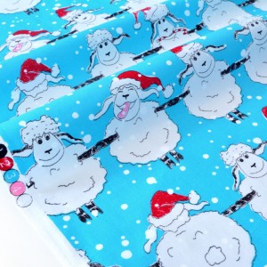 Tissu américain les moutons rigolos jouent dans la neige blanc turquoise x 50cm 