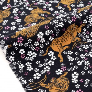 Tissu japonais traditionnel fleuri tigre léopard sur fond noir x 50cm 