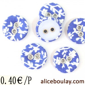 Mercerie bouton recouvert 2 trous fleuri bleu 15mm x 1