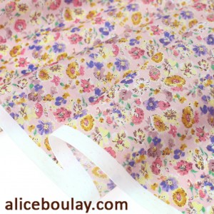 Tissu Japonais batiste de coton soyeux fleuri fond rose x 50cm