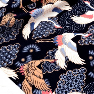 Tissu Japonais viscose soyeux motif traditionnel oiseau grue fond noir x 50cm 